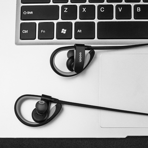 Bezdrátová Bluetooth 4.2 sluchátka s klipem za uši a kompatibilní s iOS, iPhone, Android, Windows.